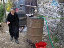 Η γιαγιά Φρόσω από τον κάτω μαχαλά όταν βγάζαμε τα τσίπουρα.