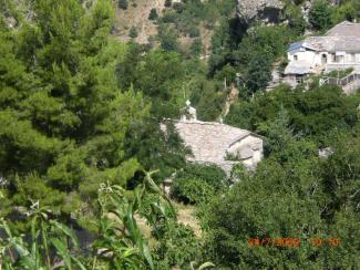 Το πίσω μέρος της εκκλησίας του χωριού και τα πρώτα σπίτια του πρώτου μαχαλά.