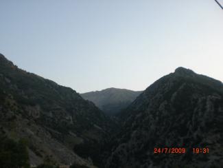 Τα βουνά του χωριού στο ηλιοβασίλεμα.