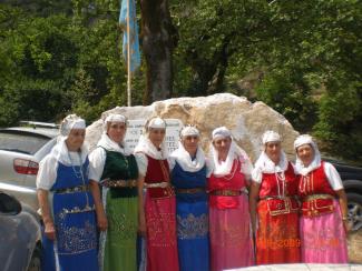 Ου νύφες στον υδρόμυλο του χωριού.