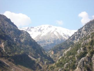 Τα βουνά μας έχοντας φορέσει τα λευκά τους.