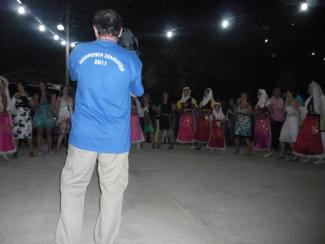 Οι κοπέλες ντυμένες με την παραδοσιακή στολή της Δεροπολίτισσα νύφης, χορεύουν το παραδοσιακό κομμάτι "Δεροπολίτισσα".