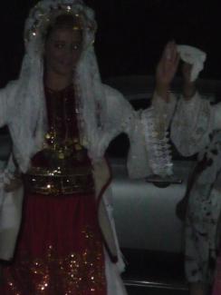 Η Βενετία Μπουκουβάλα ντυμένη με την παραδοσιακή στολή της Δεροπολίτισσα νύφης, χορεύει το παραδοσιακό κομμάτι "Δεροπολίτισσα".