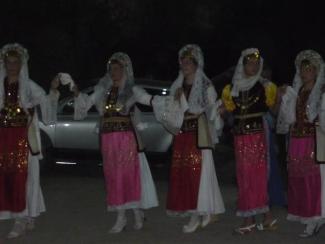 Οι κοπέλες ντυμένες με την παραδοσιακή στολή της Δεροπολίτισσα νύφης, χορεύουν το παραδοσιακό κομμάτι "Δεροπολίτισσα".