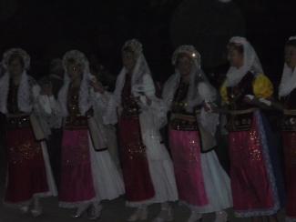 Οι κοπέλες ντυμένες με την παραδοσιακή στολή της Δεροπολίτισσα νύφης, χορεύουν το παραδοσιακό κομμάτι "Δεροπολίτισσα".
