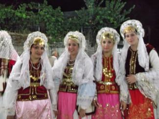 Οι κοπέλες μας ντυμένες νύφες.