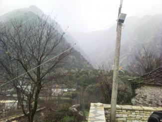 Στην πλατεία του χωριού βλέποντας την Γράβα του Νίκου.