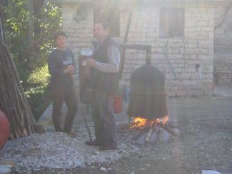 Η Μερόπη Κάλη και ο Στέφανος Ρούτζιος βγάζουν τα τσίπουρα στο Σελλειό.