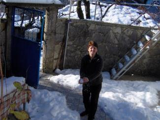 Η Μερόπη Κάλη στης αυλή του σπιτιού της.