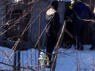 Ανεφοδιασμός για να αναζωπυρώσουν την φωτιά από το τζάκι με ξύλα.