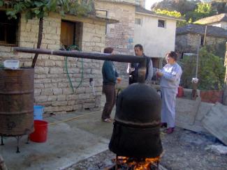 Η Μερόπη Κάλη ο Στέφανο Ρούτζιος και η γυναίκα του Μαριάνθη Ρούτζιου βγάζουν τσίπουρα στην αυλή τους.