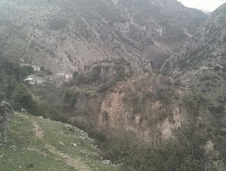 Έτσι φαίνεται η γράβα του Νίκου και ο πρώτος μαχαλάς του Σελλειού από τα καλύβια.