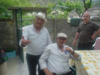 Γιορτάζοντας τα Αγίου Γεωργίου οικογενειακός. Κλεάνθης Παπάς και Γιώργος Ζουμάς.