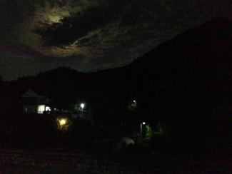 Μέσα στην μούσγκομα(πέφτει η νύχτα) λίγα σπίτια φαίνεται να κατοικούνται.