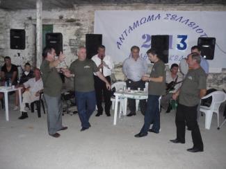 Λάμπης Νίκος, Γιώργος Ζουμάς Γιώργος Κάλης και Οδυσσέας Μπουκουβάλας παίρνουν τον χορό.
