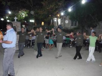 Ο χορός της αδελφότητας συνεχίζει.