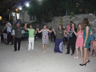 Ο χορός της αδελφότητας συνεχίζει.