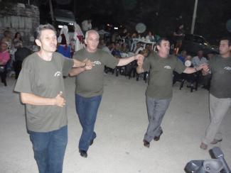 Ο χορός της αδελφότητας συνεχίζει.