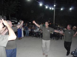 Ο χορός της αδελφότητας συνεχίζει.