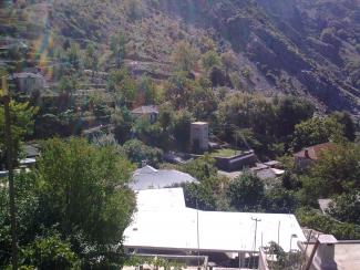 Ο δεξιός και μεσιανός μαχαλάς.