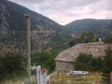 Το πίσω μέρος της εκκλησίας του χωριού από το νέο νεκροταφείο.