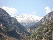 Τα βουνά μας έχοντας φορέσει τα λευκά τους.