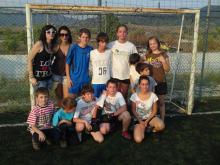 Η νεολαία με με την ομάδα ποδοσφαίρου του χωριού.