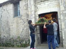 Περιφορά επιτάφιου έξω από την εκκλησία του Μέγα Αθανάσιου.