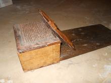 Το μηχάνημα που ανοίγαμε το μαλλί τον προβάτων, όταν ετοιμάζονταν για γνέψιμο.