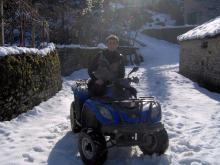 Ο Οδυσέας Κιτσάκης με την γουρούνα του εστιάζετε να πάει να κυνηγήσει αγριογούρουνα.