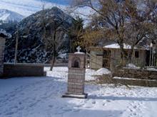 Το μνημείο που έχτισαν οι Σελλειότες, όταν πέρασε από εδώ ο Πατ. Παΐσιος και μίλησε τους Σελλειότες.