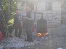 Η Μερόπη Κάλη και ο Στέφανος Ρούτζιος βγάζουν τα τσίπουρα στο Σελλειό.