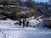 Στην πλατεία του χωριού Η Αμαλία Καλέγια και ο Άντρας της Γιάννης Καλέγιας Παπάς.