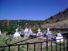 Το απάνω νεκροταφείο μας.