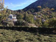 Ξεραίνοντας το γιόντζι στην πλατεία του χωριού.