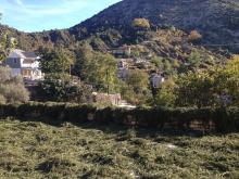 Ξεραίνοντας το γιόντζι στην πλατεία του χωριού.